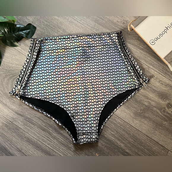 Sea Dragon Studio Holographic Prismatic Geometric Zipper Rave Shorts. Size M - Picture 3 of 13